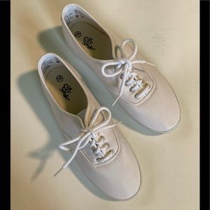 City Sneaks Sz 10 New. $18.